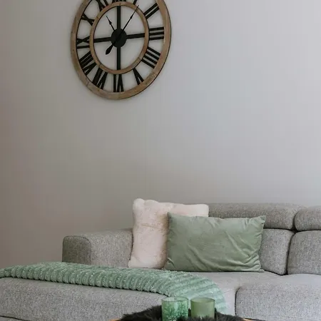 Huswell - Stylish Two Bedroom On Location
