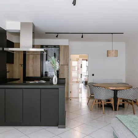 Huswell - Stylish Two Bedroom On Location